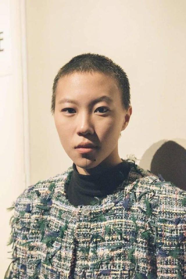 而窦靖童似乎格外喜欢短发,各种短发造型,彰显个性又洒脱清新.