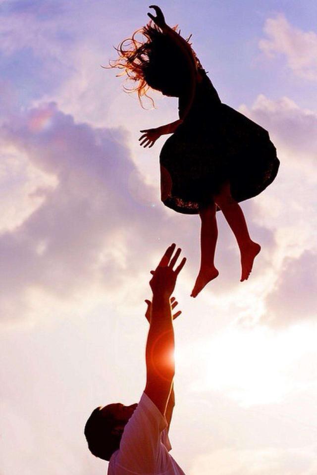 女儿小时候,如果和爸爸不亲近,长大后可能会变得"不太正常"