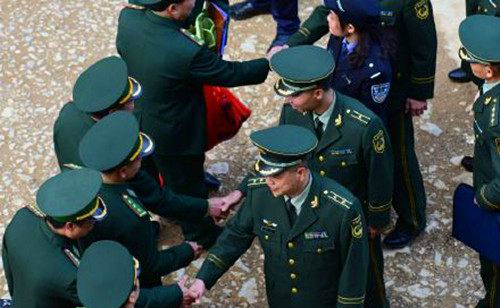 实拍武警战士解救越南被拐儿童,不仅亲自送回越南,还给买礼物
