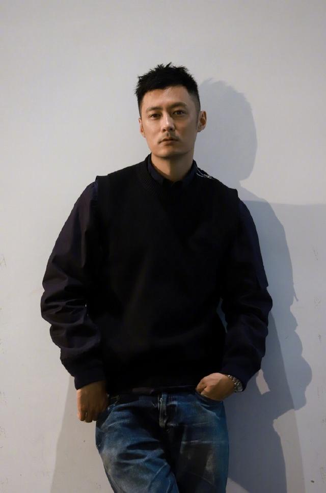 准爸爸余文乐出席活动,红袜子抢镜,网友:大小眼越来越明显了