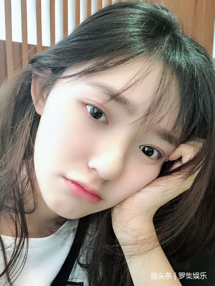 林允是星爷最爱九宫格照片让网友瞬间回到16岁