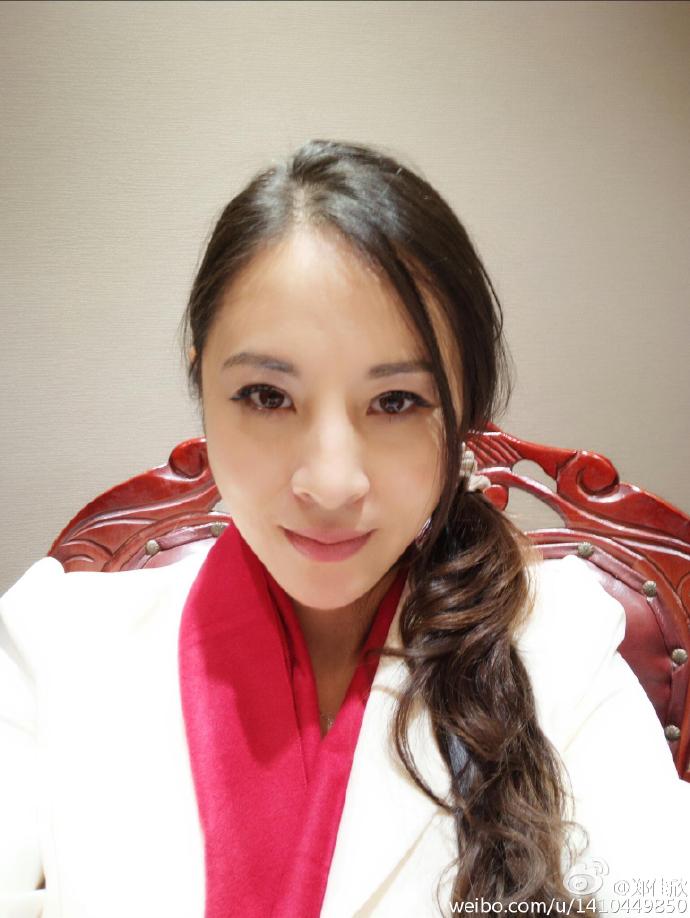 如今郑佳欣已经44岁了,留着长发,脸型变成了瓜子脸,虽然清秀漂亮