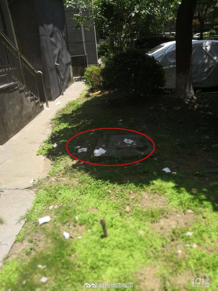 楼上住户用纸包着大便就往窗外扔!还没完没了[吐]