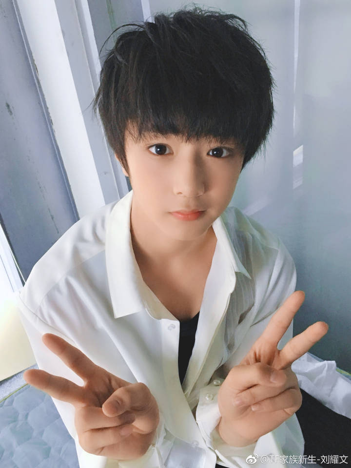 台风少年团rap担当tf家族新生刘耀文舞台上气场全开