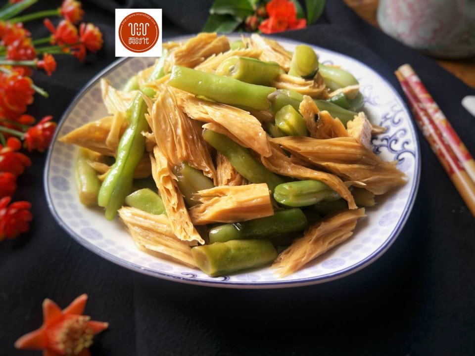 绝对是一道低油低脂,清香爽口,很保健的素小炒,夏天吃最舒服!