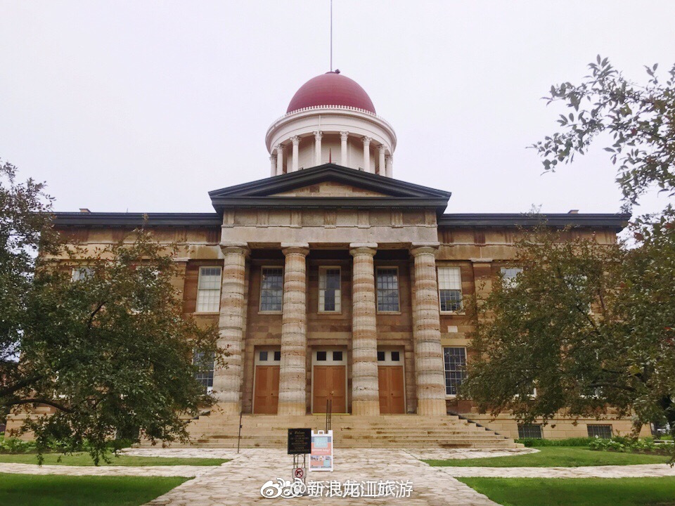 春田springfield是伊利诺伊州首府来到这里就要参观州议会大厦