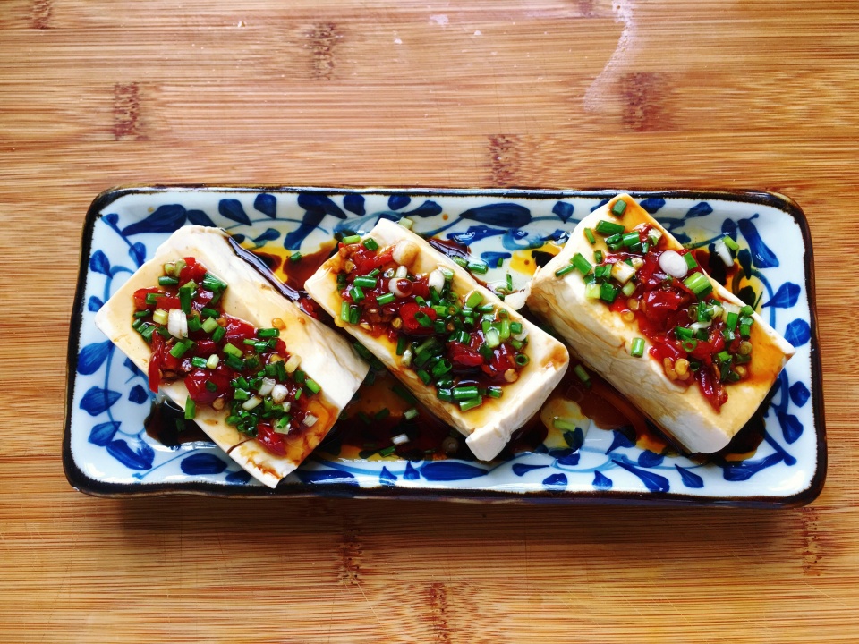 8,咸香入味,香辣可口的凉拌盐蛋豆腐就做好了.