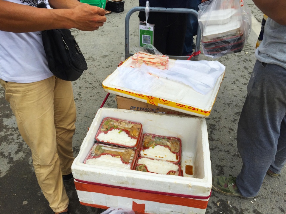 实拍北京中国尊建筑工人月薪6000却不舍得吃9元盒饭