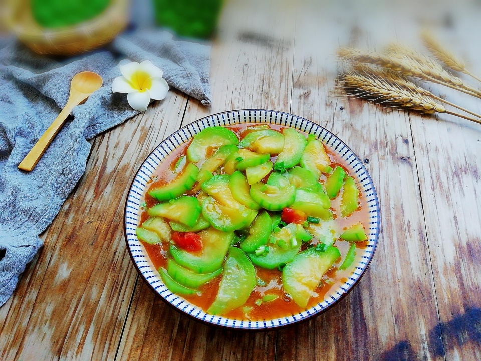 1根丝瓜,一个番茄,随手一做就是家人爱吃的下饭菜,特简单