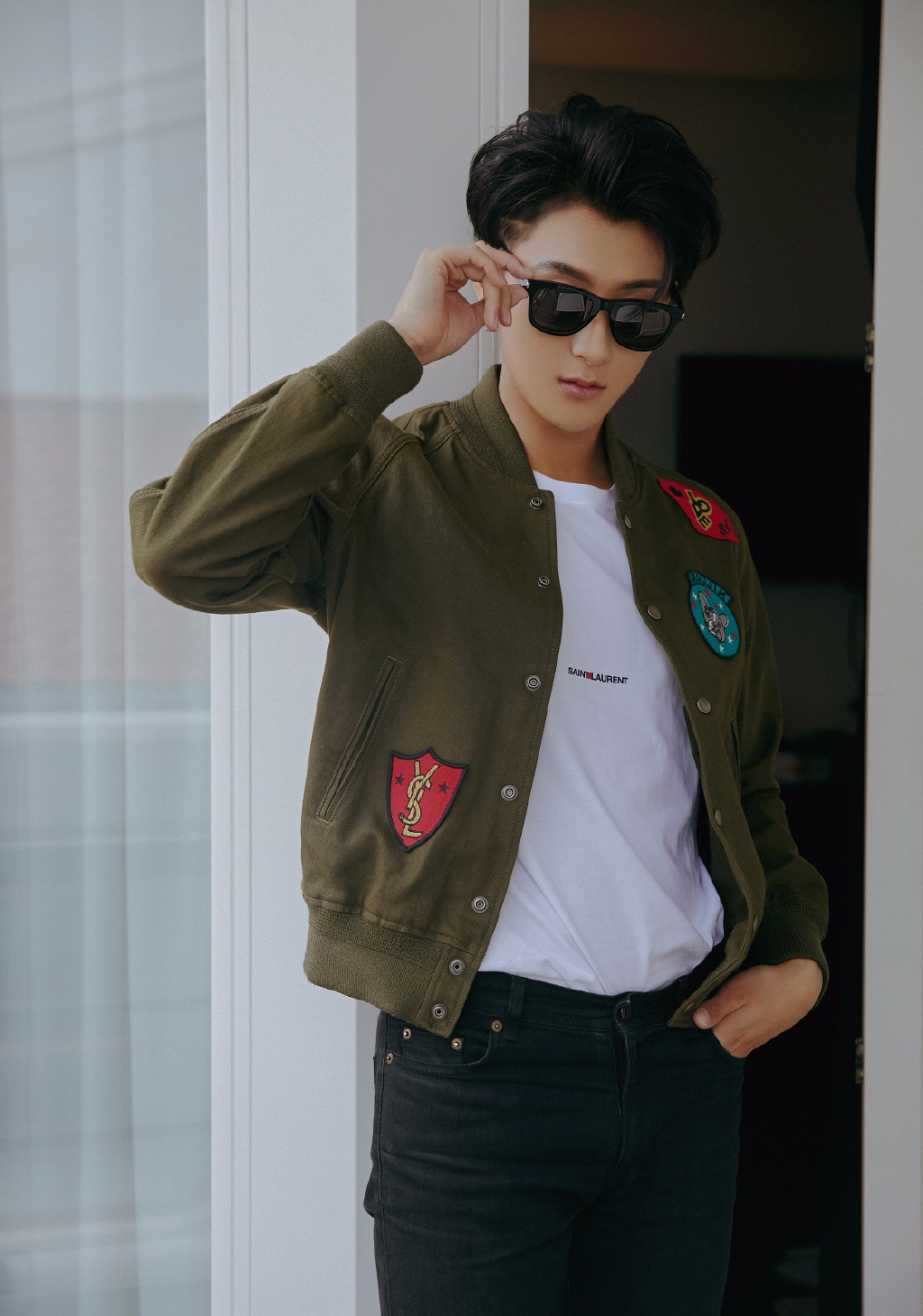 黄子韬出席活动,黑色装束帅气有型,网友却都被腹部吸引