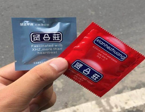 而是被"薄荷糖"深深吸引,火锅店的薄荷糖竟然也做成了避孕套样子