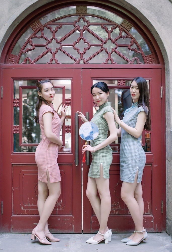 西安一高校学生晒旗袍毕业照,感觉恋爱了!