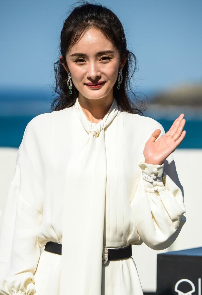 被黑了?杨幂未ps照片遭曝光,脸部凹凸感明显,