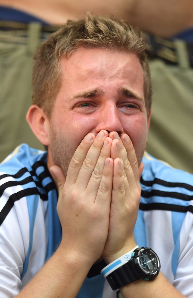 阿根廷淘汰出局球迷伤心落泪