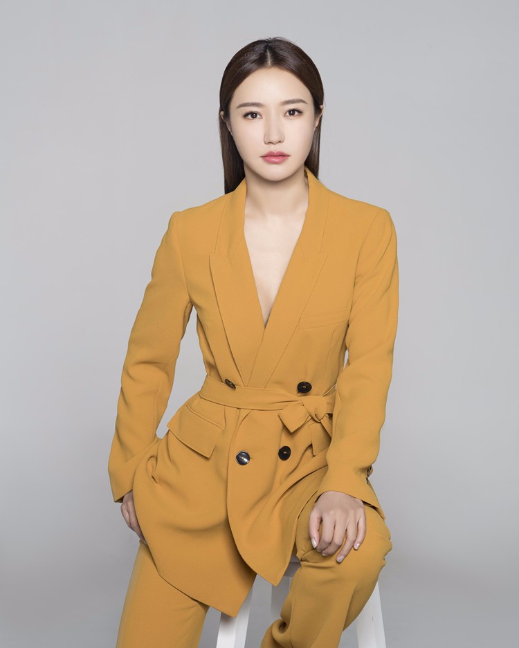 韩雨芹时尚ol写真 酷帅有型大长腿抢镜