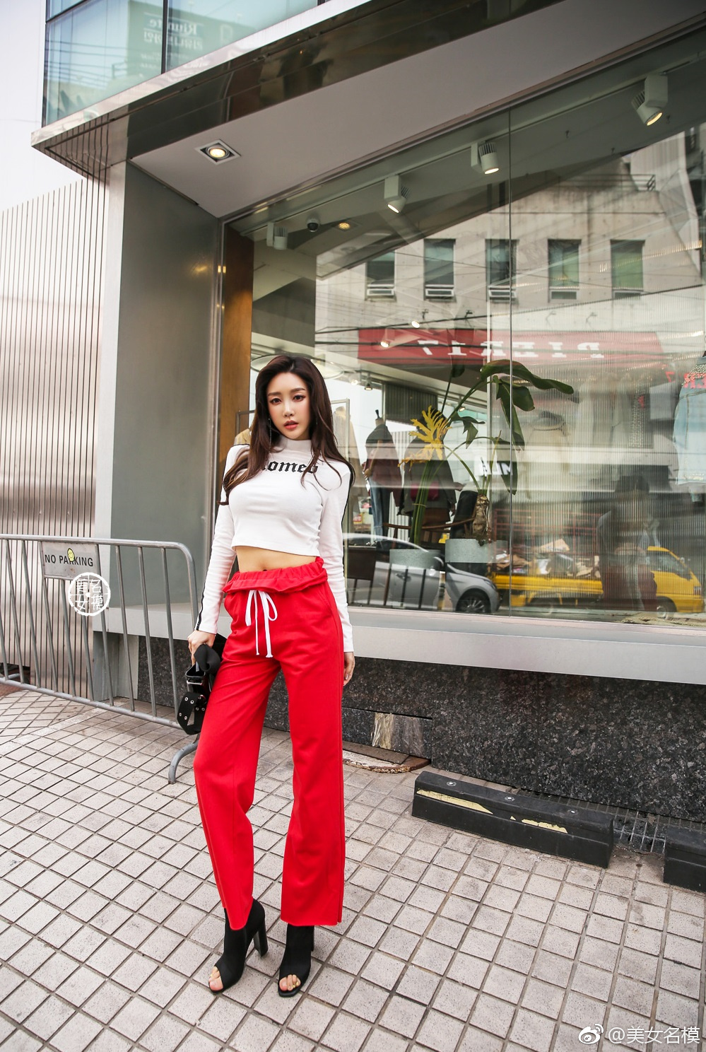 衣服太紧,小肚腩太美