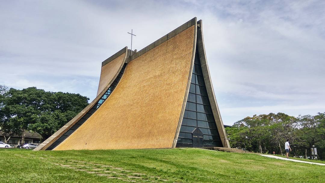 台湾省东海大学内的路思义教堂外观像是一双在祈祷的双手仅由四片混