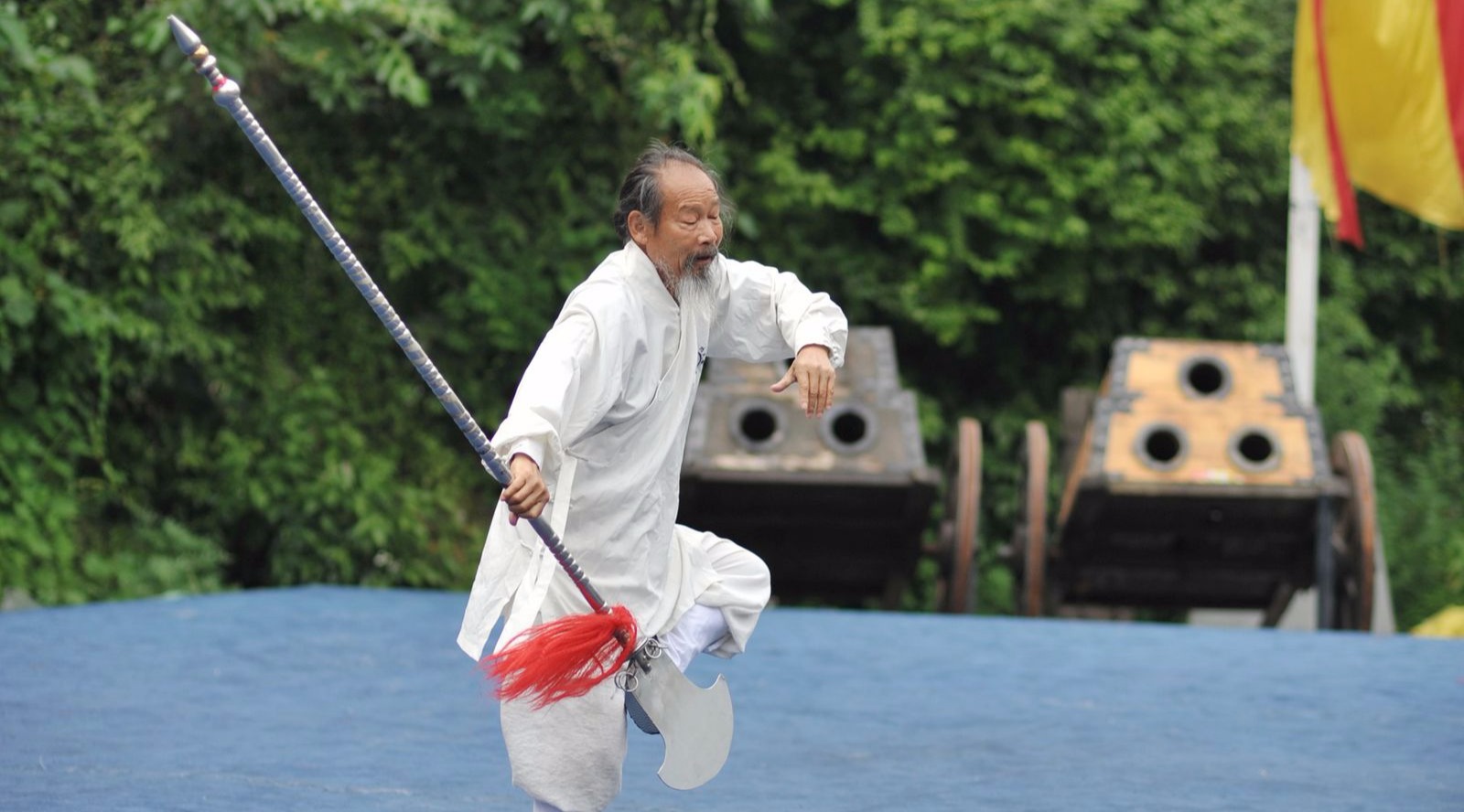 武当功夫团演练道门太极,中间的老道长都80多了,依旧精神矍铄