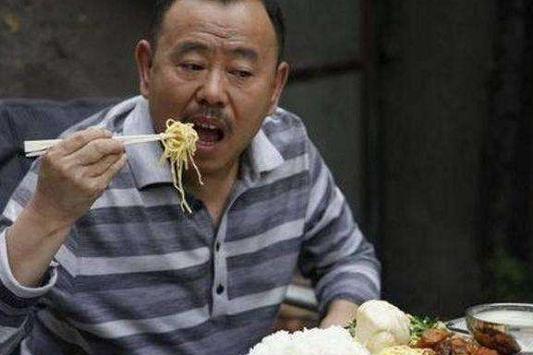 刘德华就地吃盒饭,彭于晏就地吃盒饭,她九菜一汤边打游戏边吃