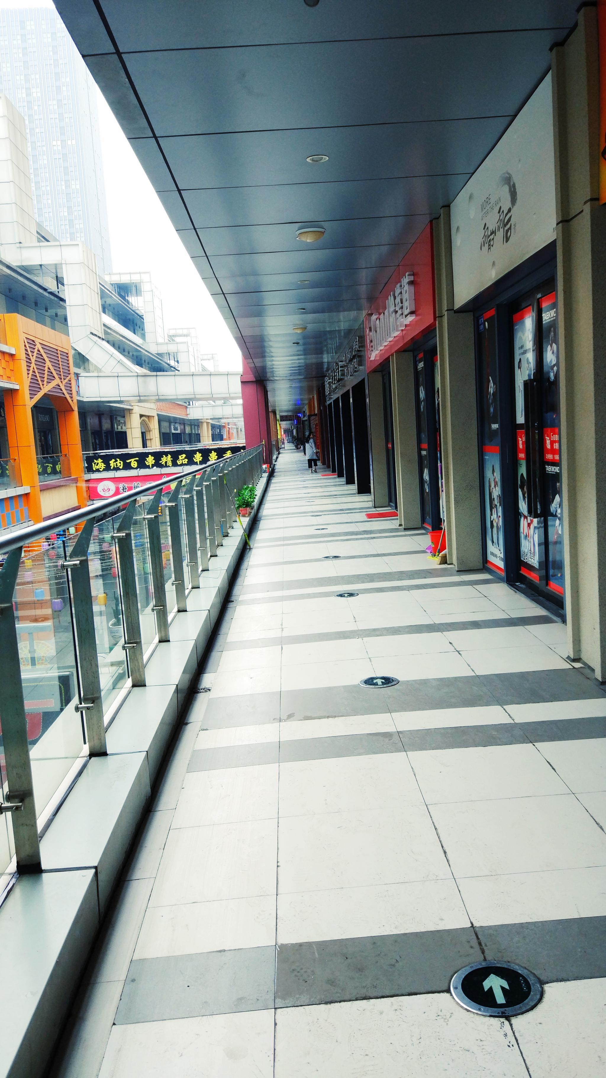 苏州张家港か吾悦广场设计很奇特的一个广场感觉上面的两条走廊是