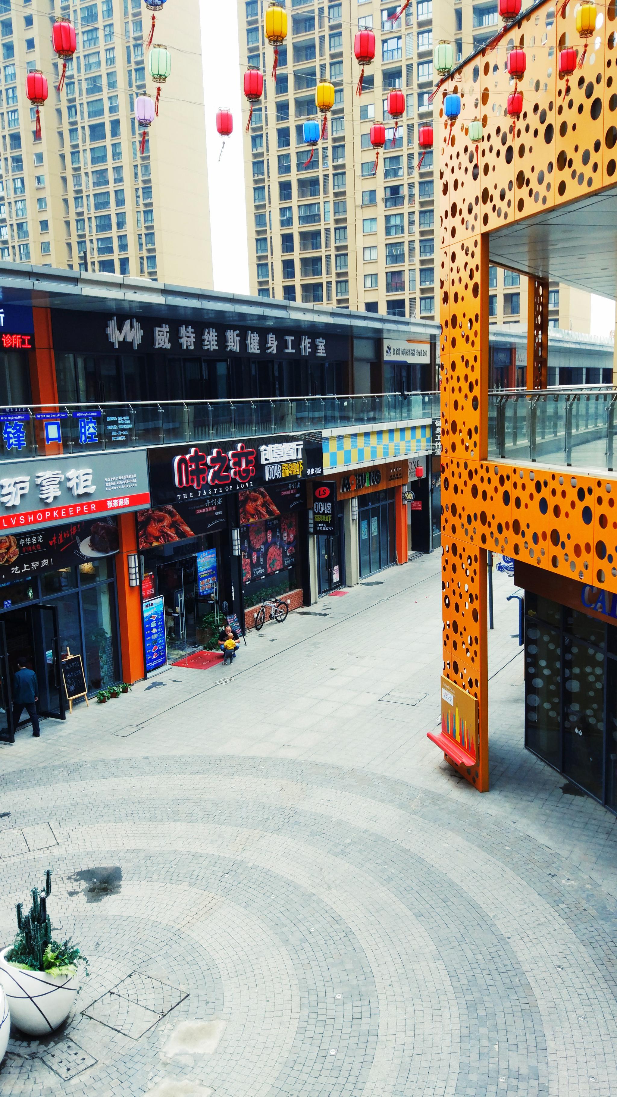 苏州张家港か吾悦广场设计很奇特的一个广场感觉上面的两条走廊是