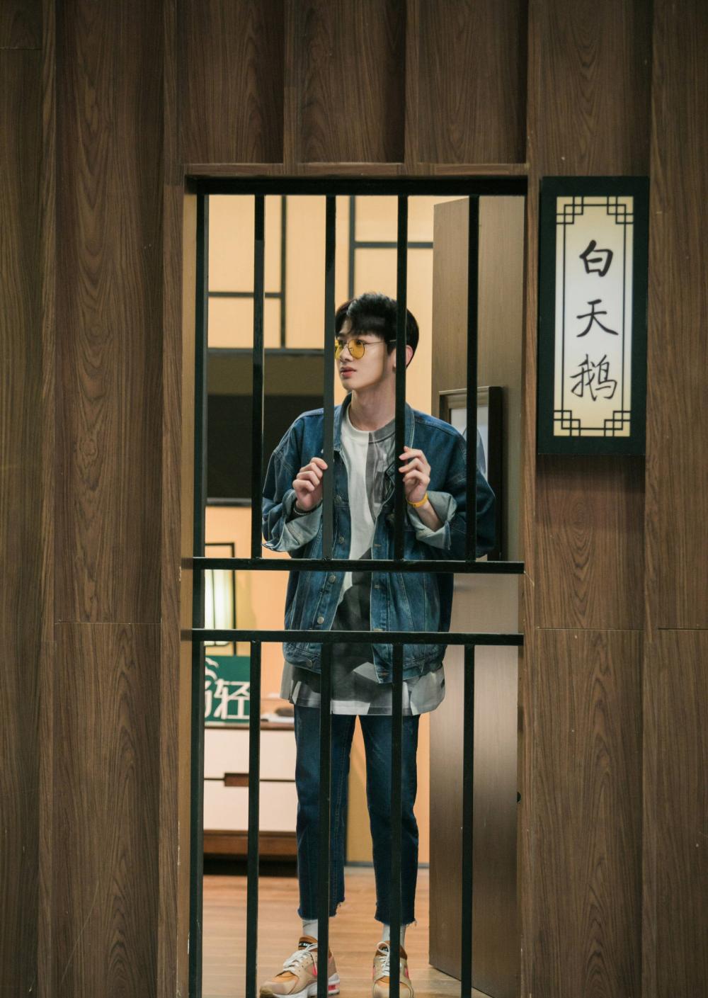 《我是大侦探》除了何炅都好尴尬, 白敬亭一出现瞬间收视爆棚