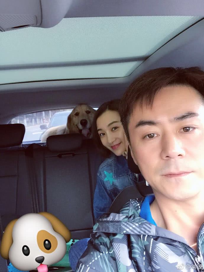 如今常铖43岁了,与曲双双结婚三年,依旧恩爱如初,时不是的撒下狗粮,秀