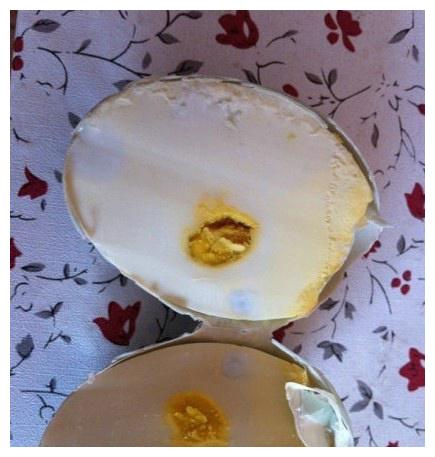 搞笑图片幽默段子笑话:老板,你卖的这个咸鸭蛋是假的吧?