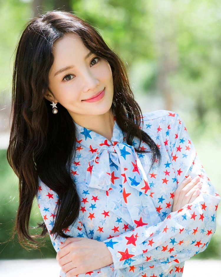 李小璐走红毯很优美,贾乃亮的表情亮了,网友:这是秀恩爱?