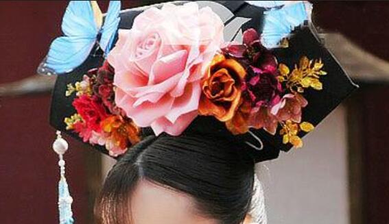 2,珍妃旗头相信大家对《还珠格格》并不陌生,赵薇扮演的小燕子阴差阳