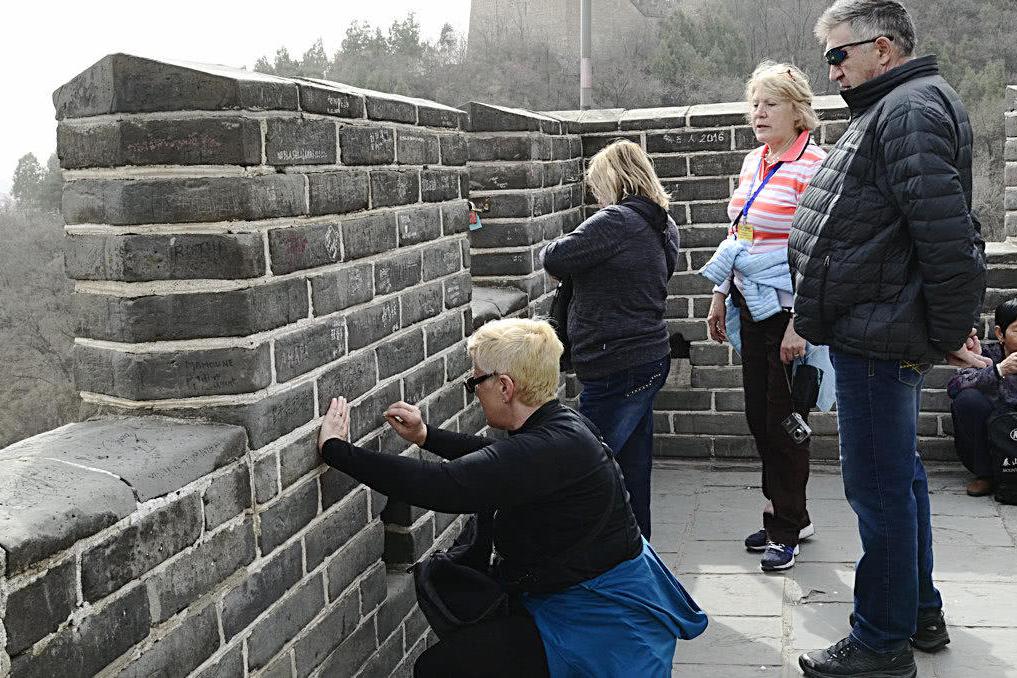 外国老人在长城上乱涂乱画,围观国人麻木不言