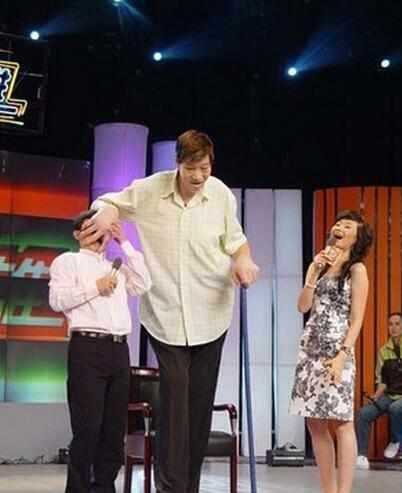 57m,体重约为124kg;孙明明,身高为2.36.17m,腿长1.