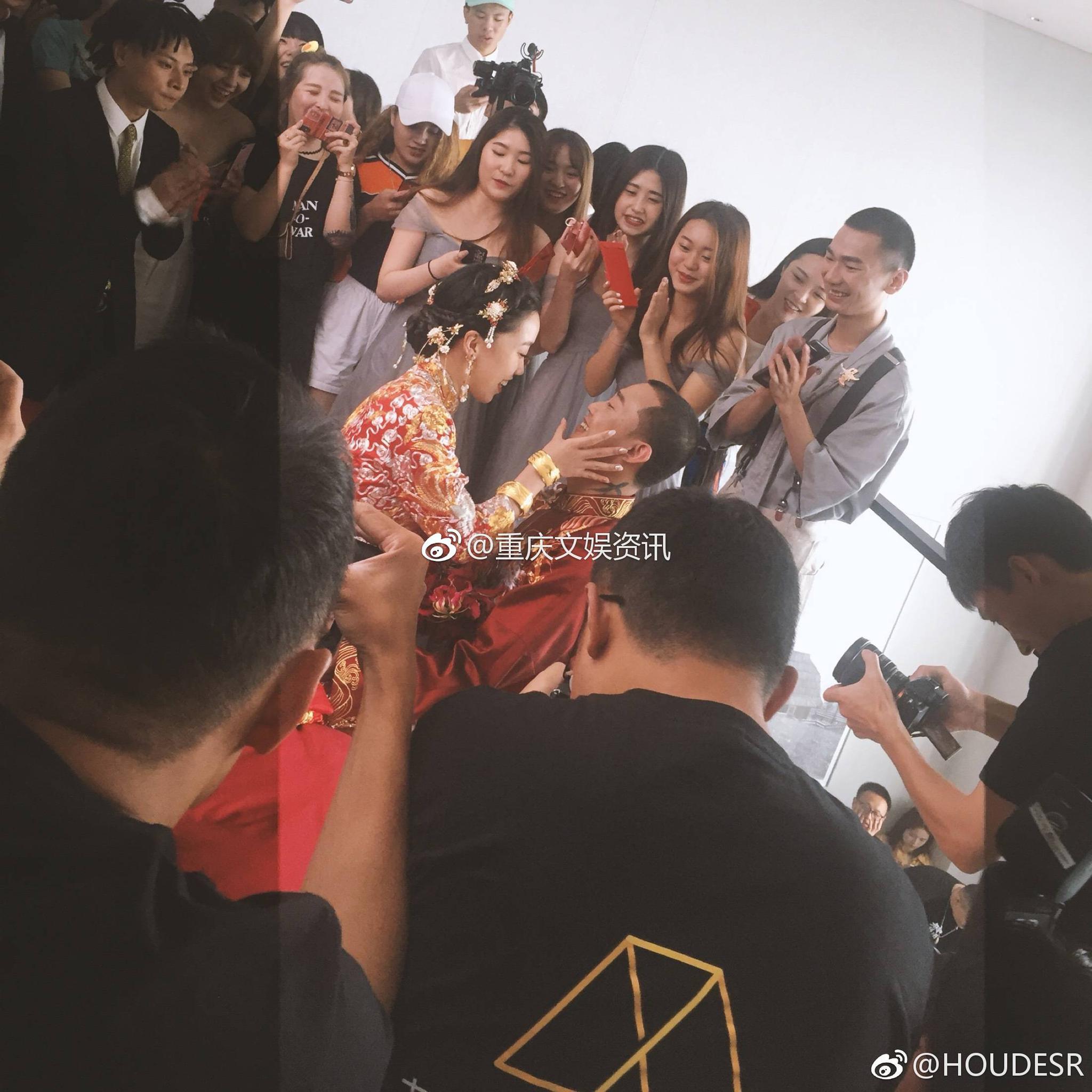 gai重庆举行婚礼 泪洒现场[可怜]