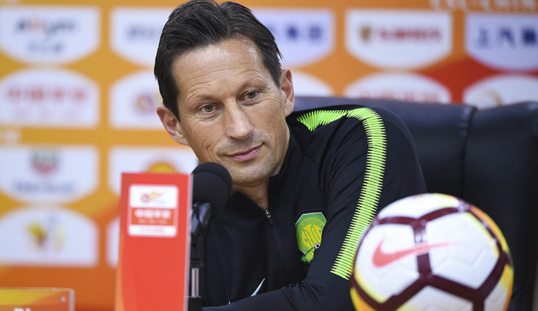 北京中赫国安输给北京人和赛后,国安主帅施密特表情有点沉重