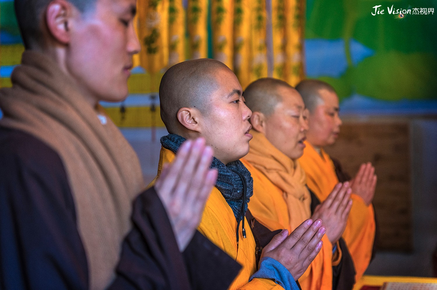 每天的早课是寺院里的必修课,比丘尼穿着僧袍认真的唱诵.