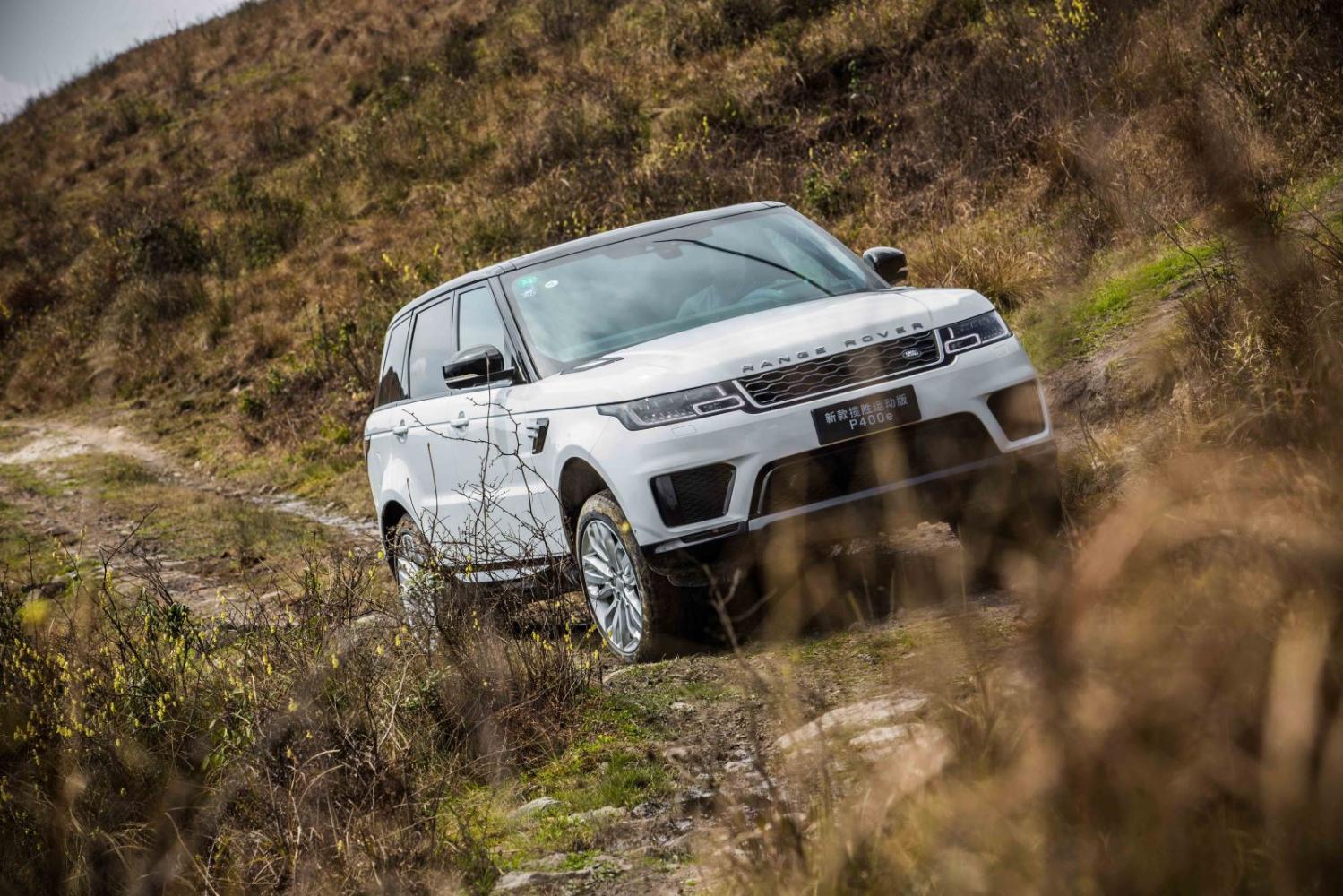 路虎70周年后揽胜运动p400e是一只仗电闯天涯的插混虎