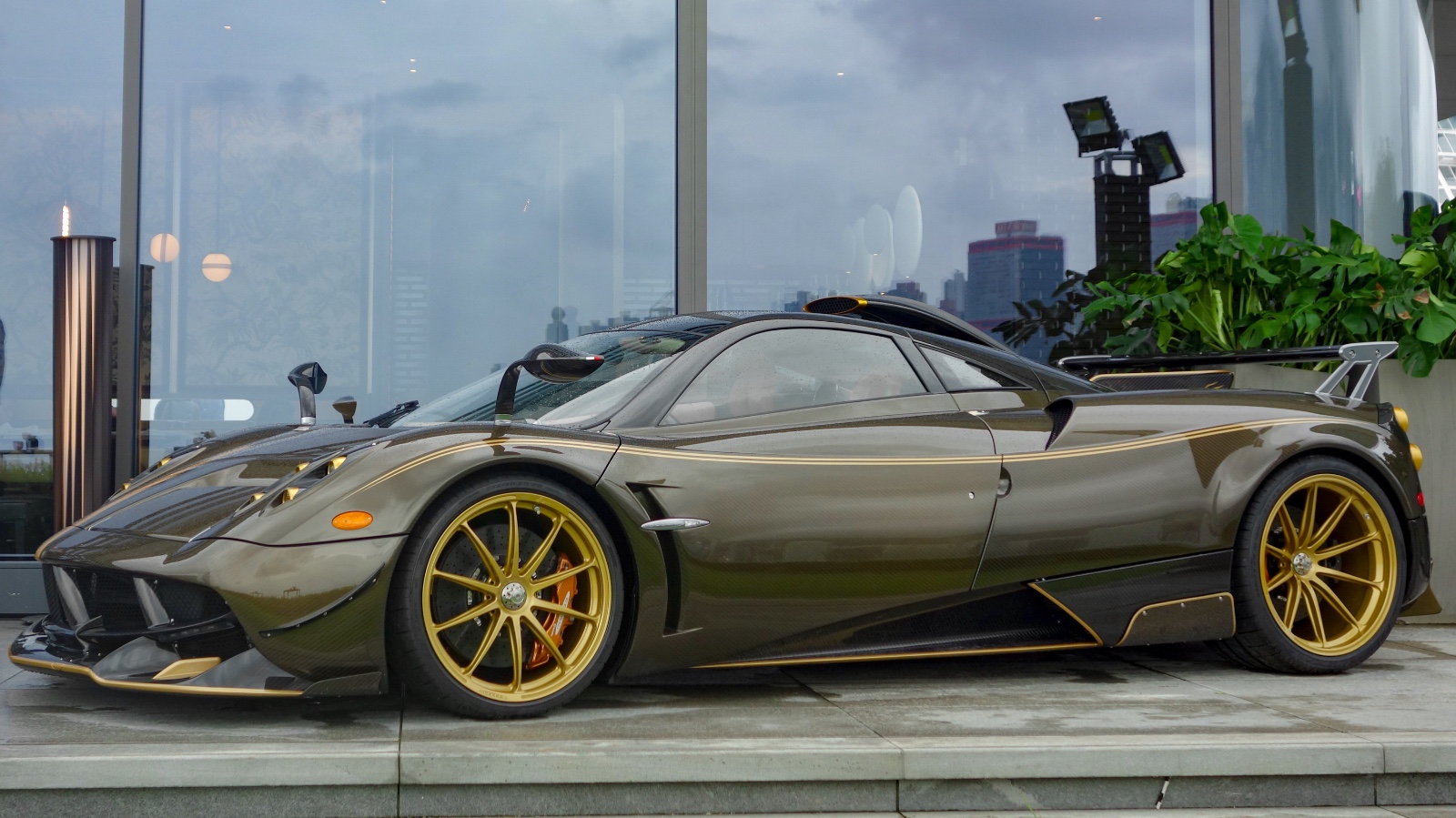 第一次亲眼看到帕加尼就是三辆huayra dinastia同台__财经头条