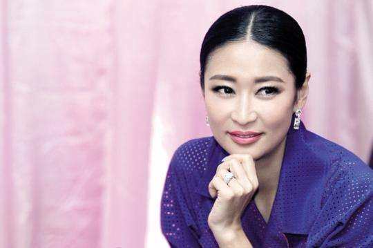 2001年参演陈道明,袁立等主演的电视剧《黑洞》.