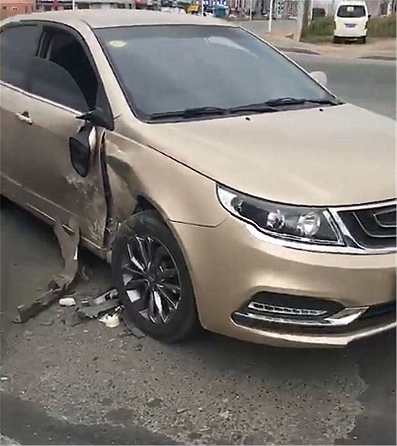 7万吉利帝豪遭面包车撞击车身凹陷对方保险杠直接脱落