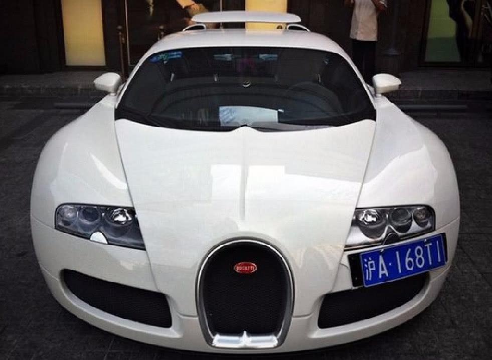 全国首辆布加迪上牌,4000万售价钻孔挂牌30万,车牌大有内涵