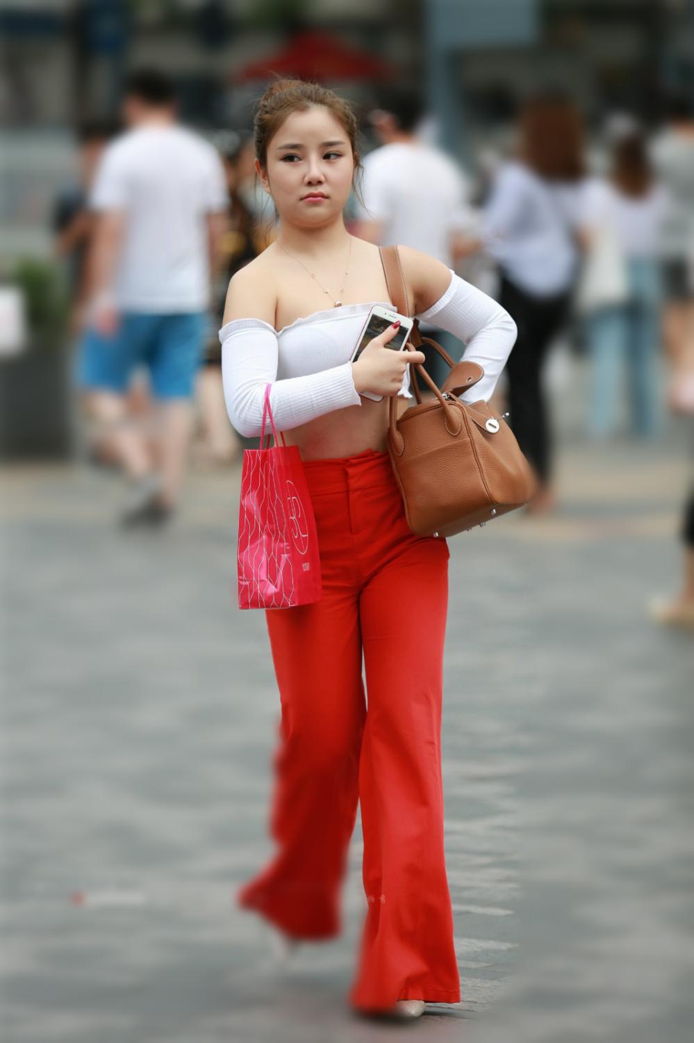 街拍肉嘟嘟的你好可爱