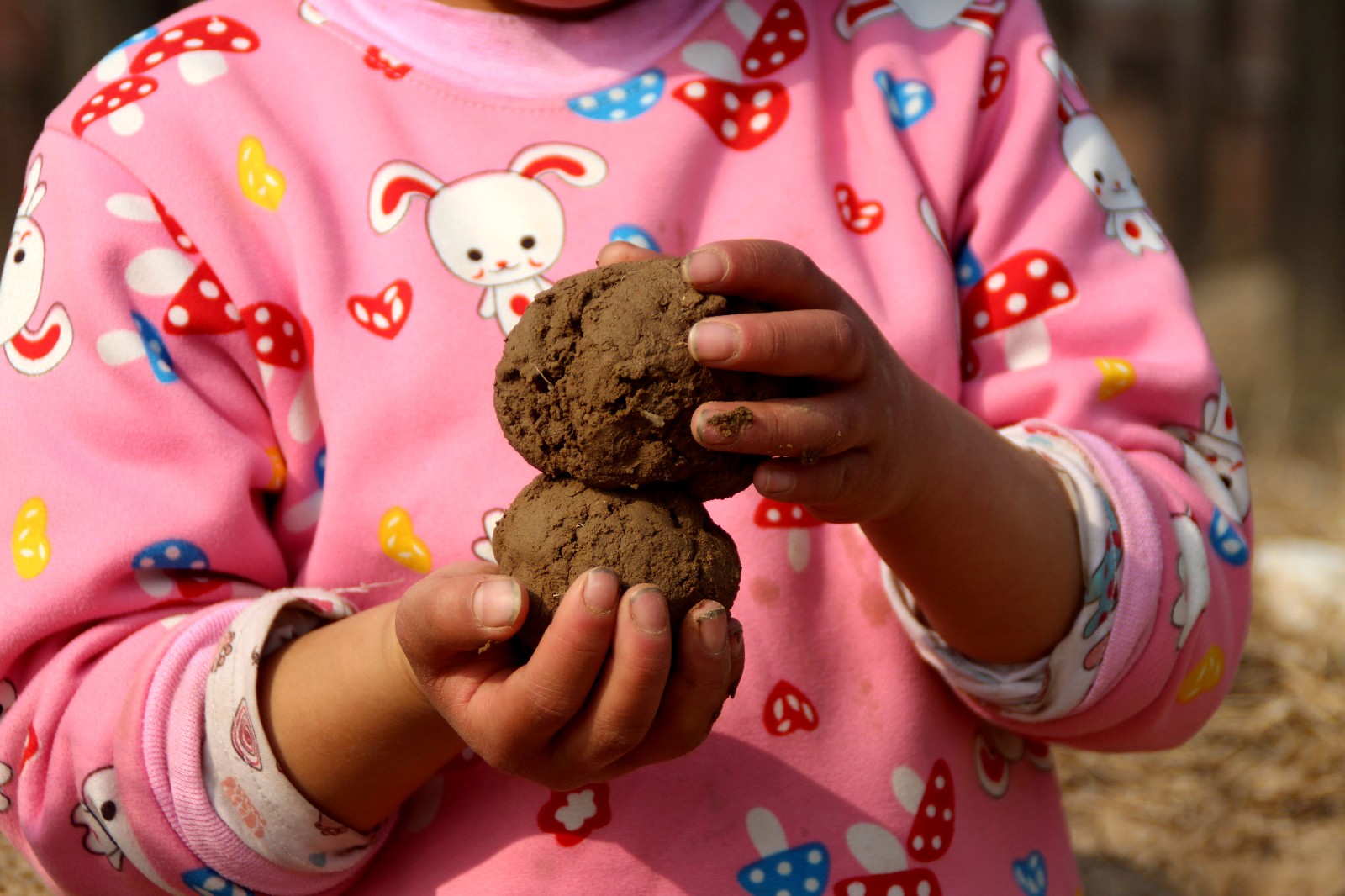 实拍农村娃的游乐场:黄土地上玩黄土,快乐程度不输城里娃