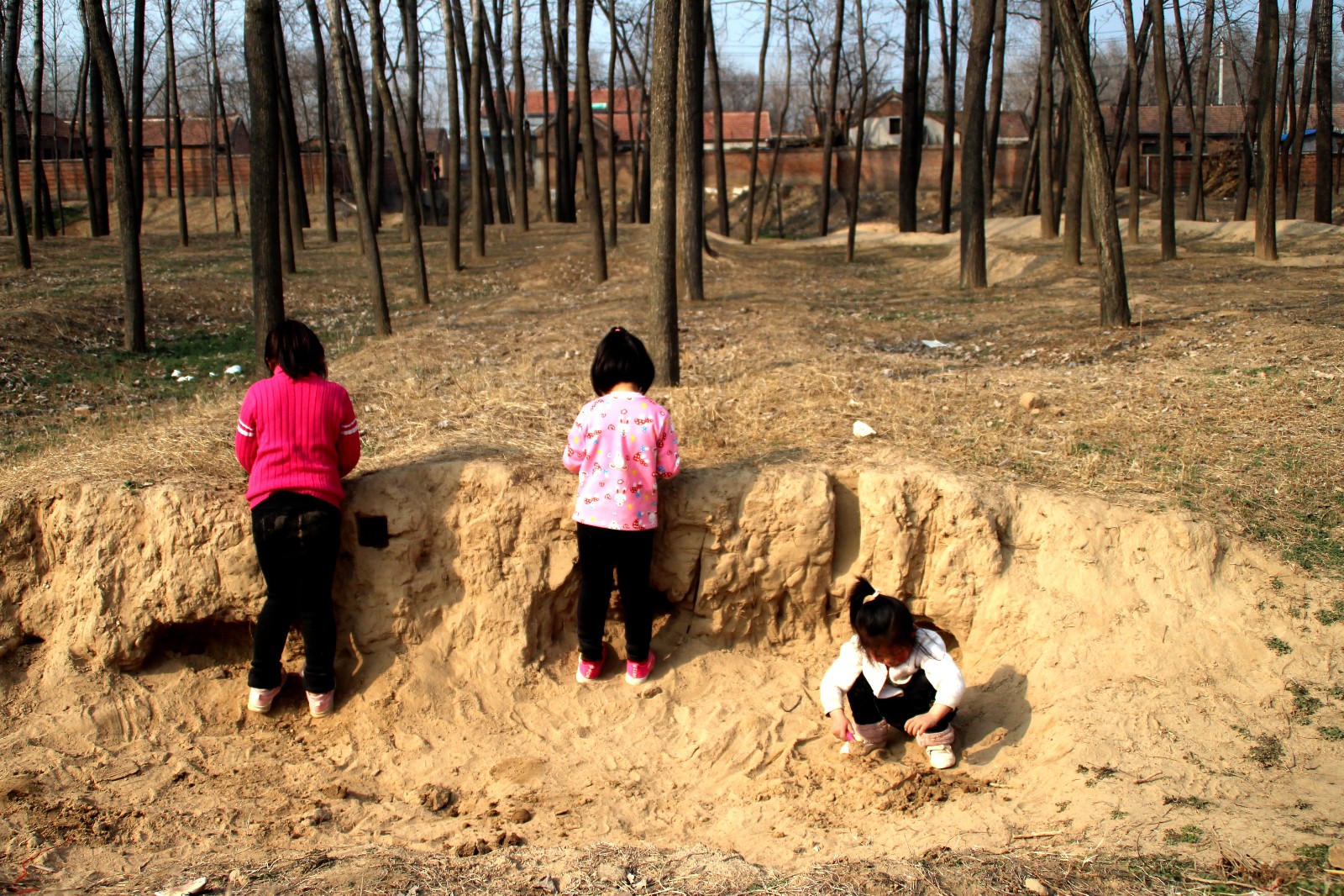 实拍农村娃的游乐场:黄土地上玩黄土,快乐程度不输城里娃