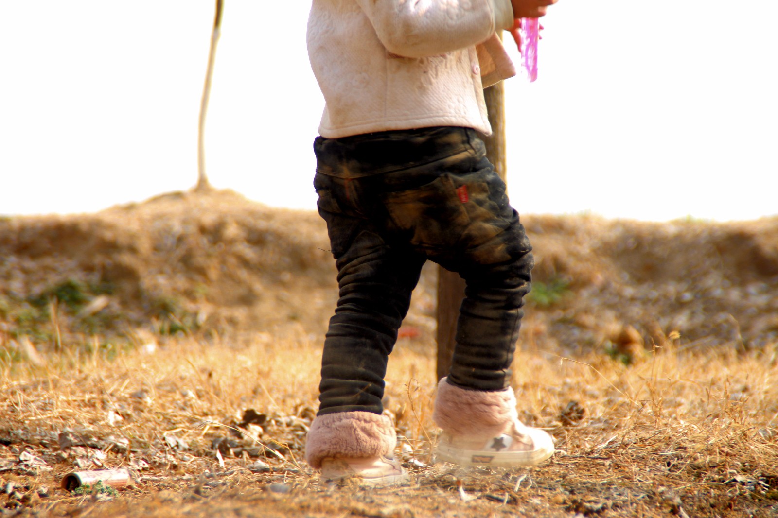 实拍农村娃的游乐场:黄土地上玩黄土,快乐程度不输城里娃