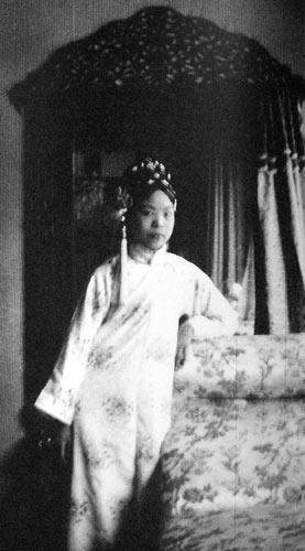 末代皇妃文绣与溥仪离婚后的悲惨生活:上街糊纸盒叫卖为生!