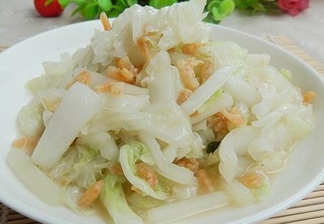 白菜洗干净,切条3.热油锅,下姜丝爆香4.下入海米,翻炒5.