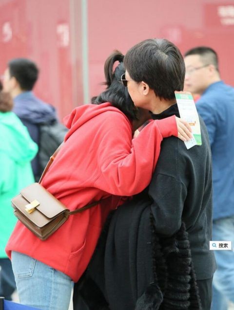 欧豪马思纯合体现身机场 一路牵手撒"狗粮"眼神交流爱意满满