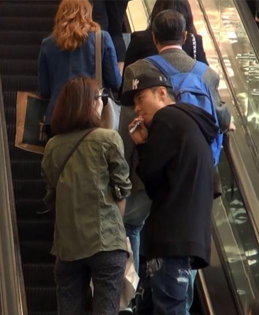 张丹峰和洪欣享受二人世界忍不住吸烟 带女儿逛街却能忍住?