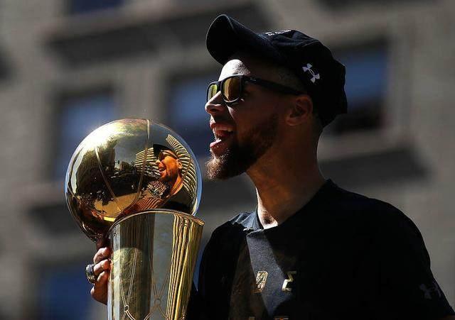 纵观库里这9年nba生涯,除了两个总冠军和两届mvp,他获得过的荣誉还有