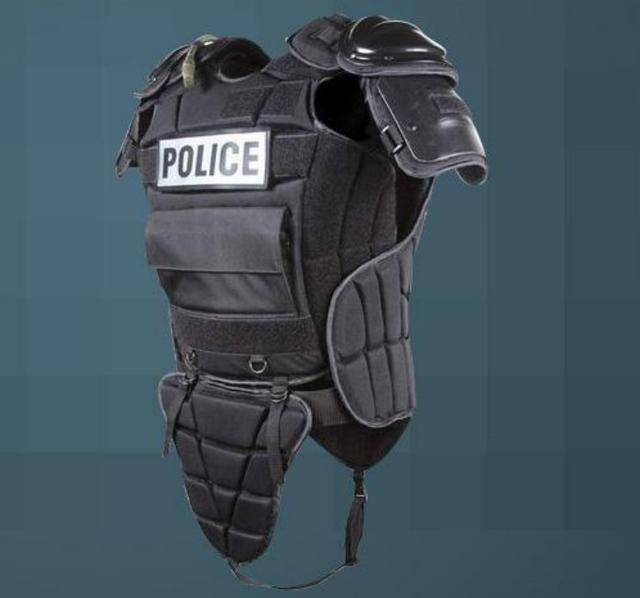 外国公司老总亲自实验防弹衣,ak47可不是闹着玩的